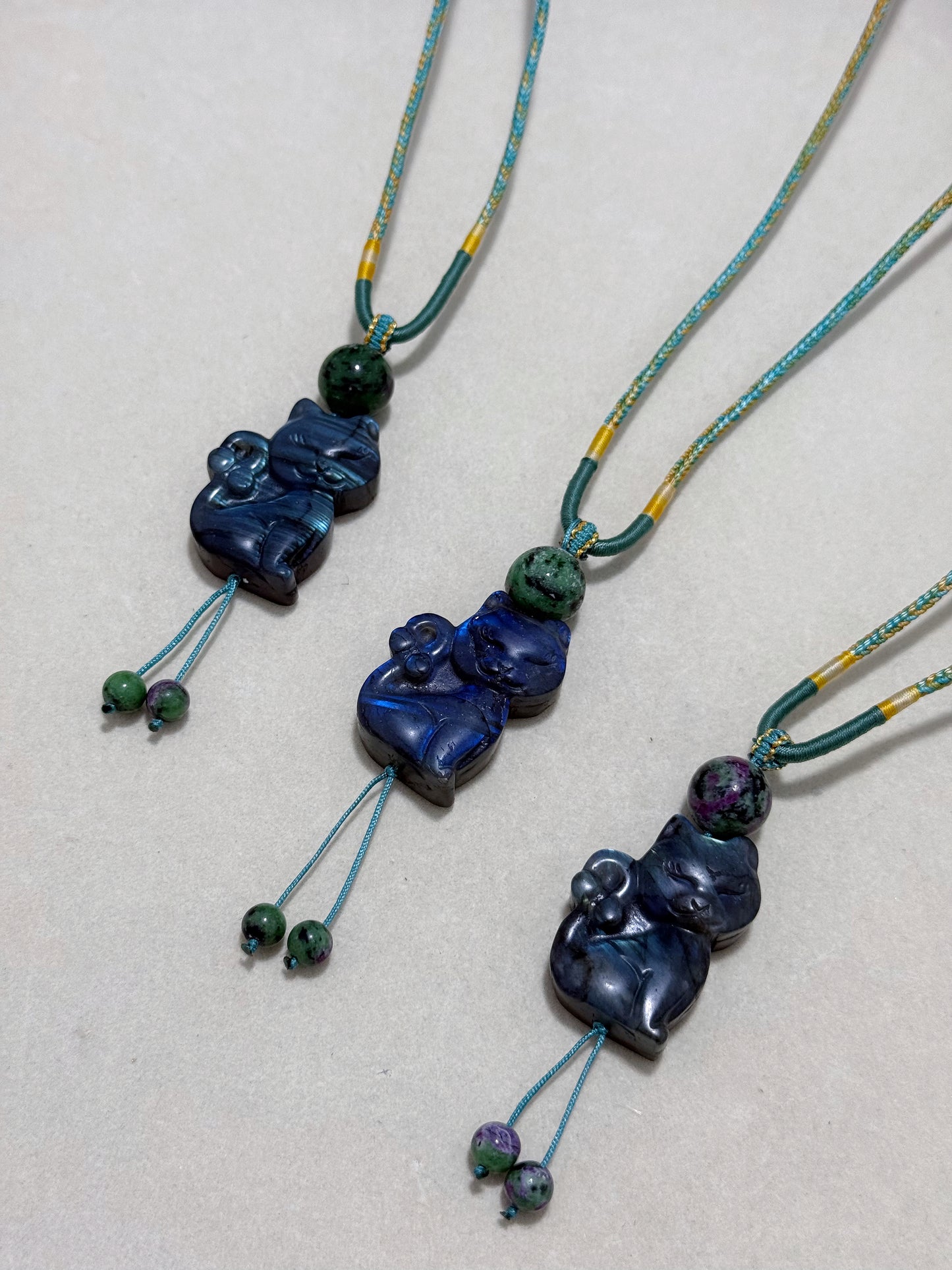 Labradorite cat & Ruby in zosite (adjustable size)