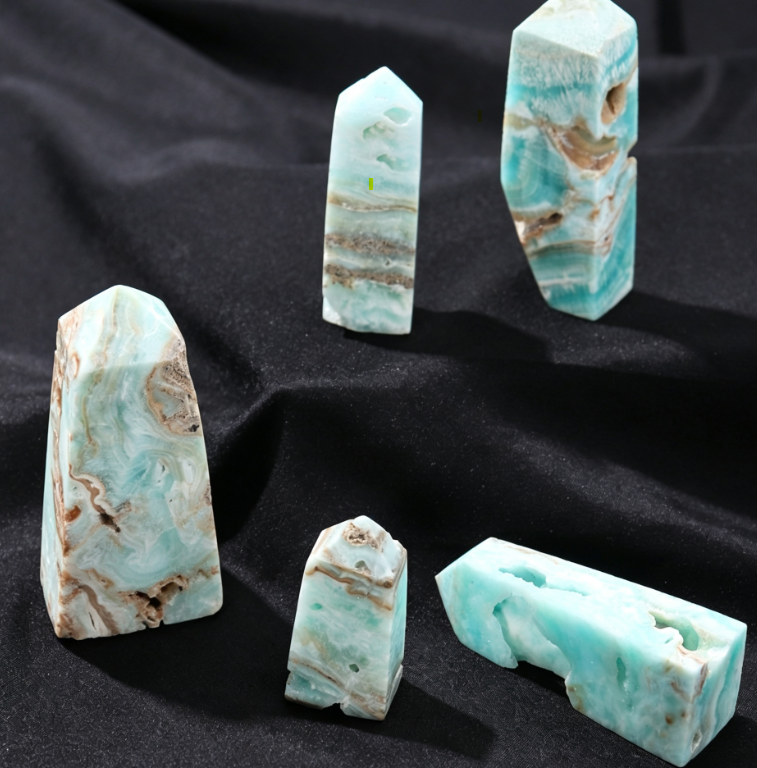 Natural heteropolite tetragonal single-pointed crystal column