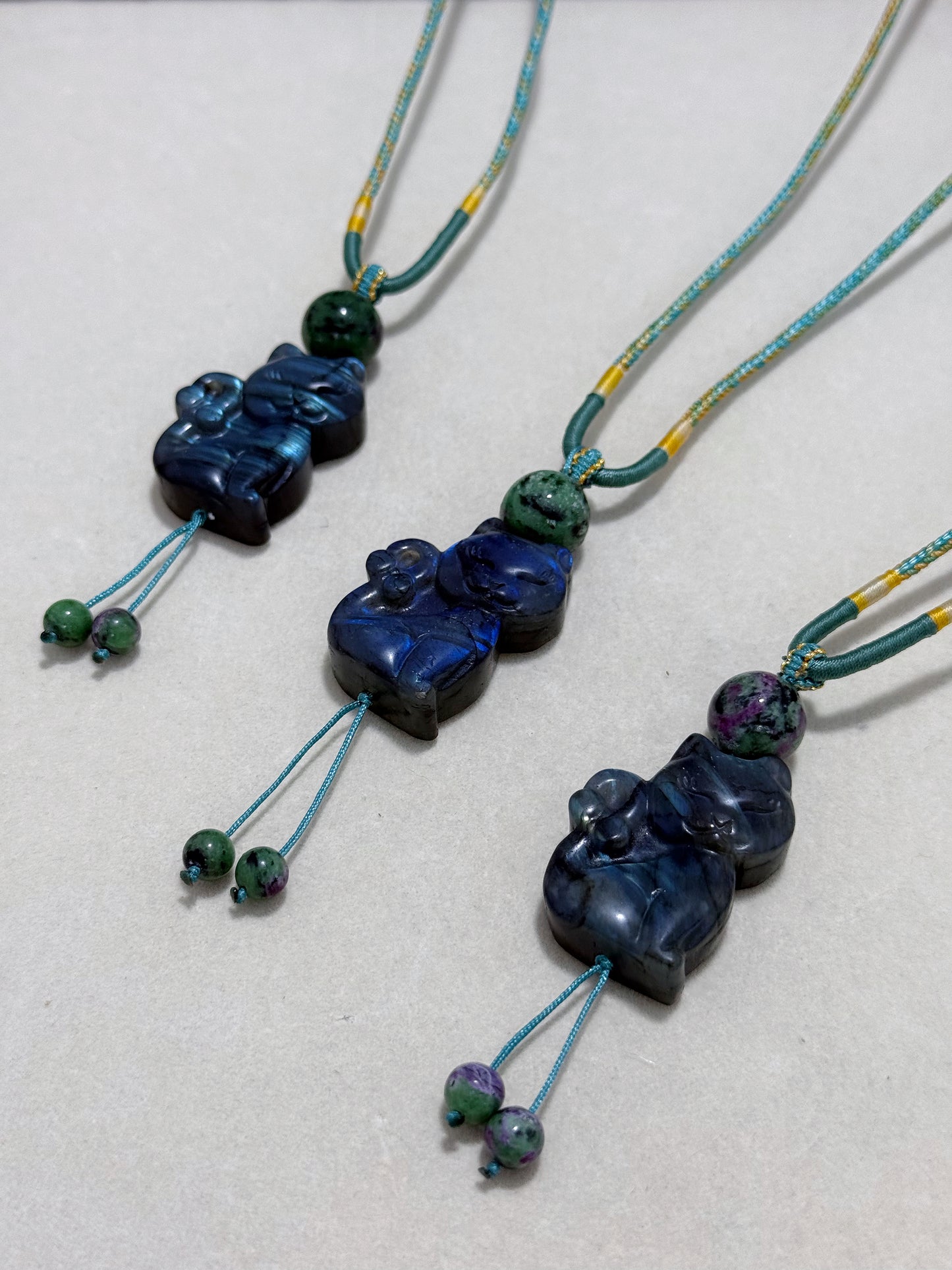 Labradorite cat & Ruby in zosite (adjustable size)