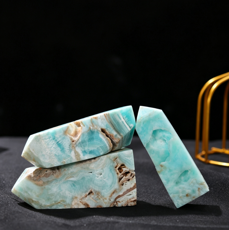 Natural heteropolite tetragonal single-pointed crystal column